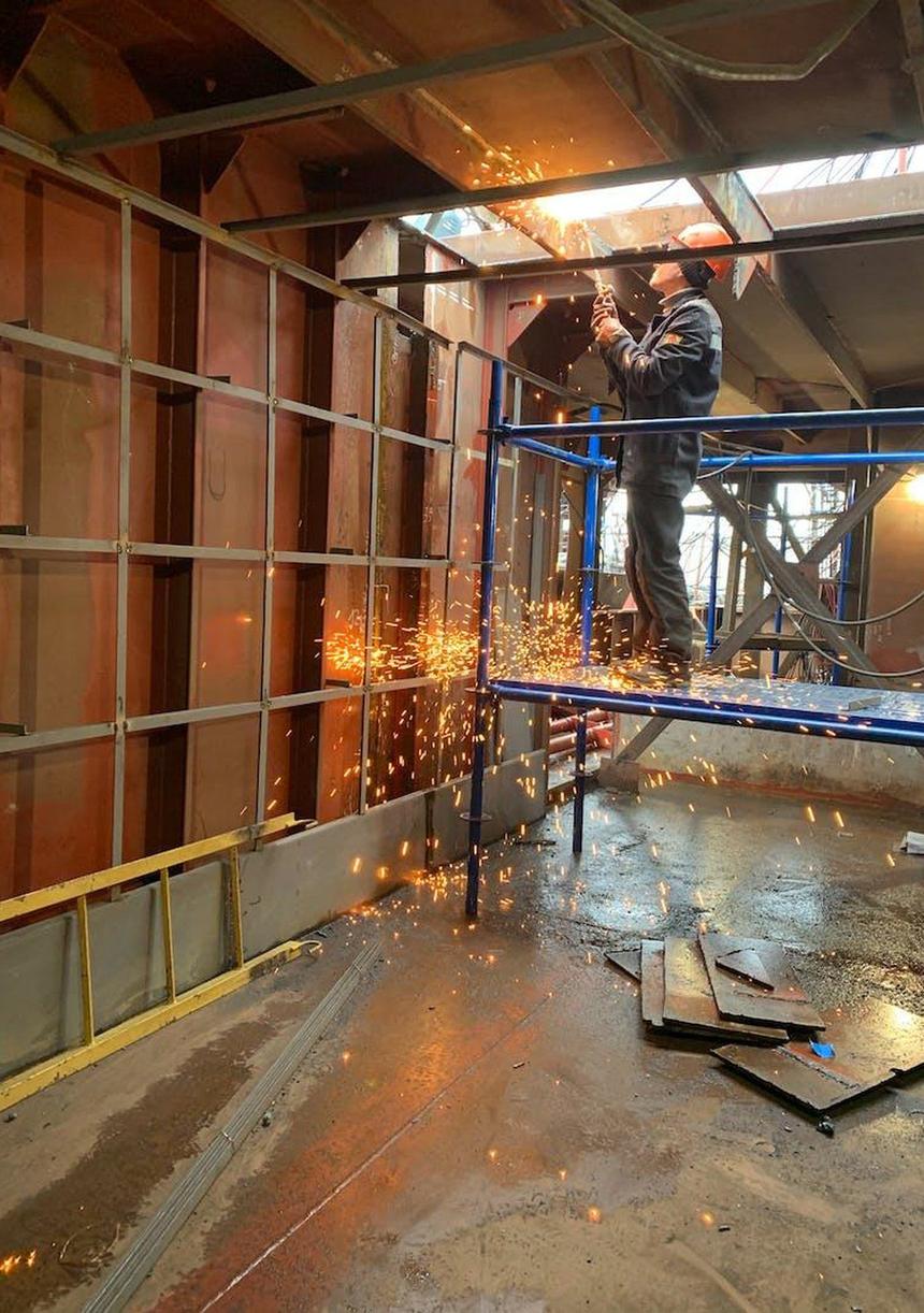 Artesano interviniendo en una obra