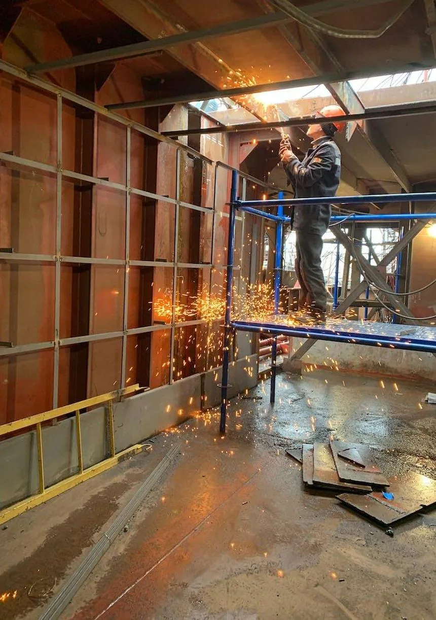 Artisan en intervention sur un chantier