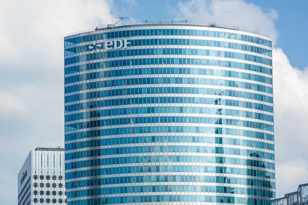 Tour PB6 à La Défense, où Monga a mené la levée de réserves